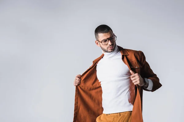 Homem Elegante Segurando Jaqueta Terracota Isolado Cinza — Fotografia de Stock