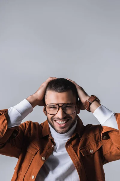 Uomo Elegante Con Mani Vicino Alla Testa Sorridente Alla Fotocamera — Foto Stock