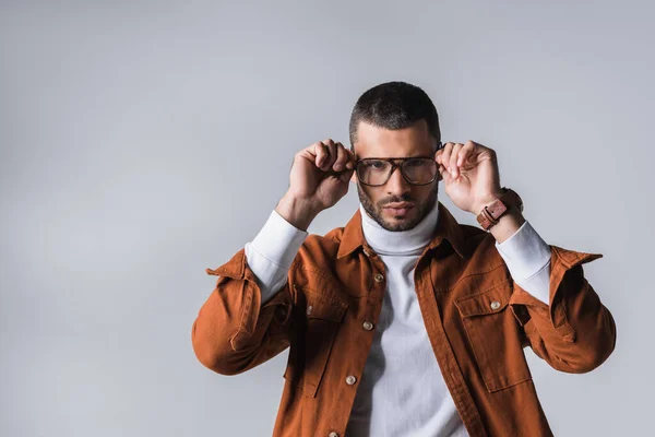 Homem Confiante Elegante Segurando Óculos Isolados Cinza — Fotografia de Stock