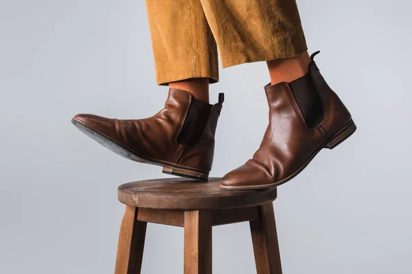 Vista Recortada Del Hombre Calcetines Naranjas Zapatos Marrones Pie Silla — Foto de Stock