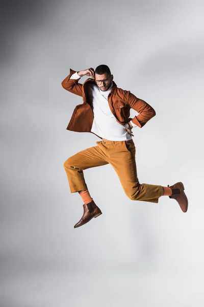 Homem Elegante Posando Sobre Fundo Cinza — Fotografia de Stock