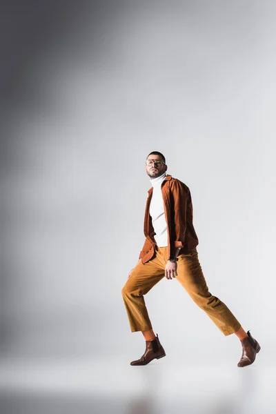 Baard Man Casual Kleding Kijken Naar Camera Terwijl Poseren Grijze — Stockfoto