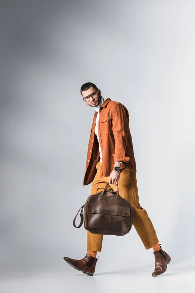 Stylish Man Looking Camera While Carrying Brown Bag Walking Grey — Stock Photo, Image