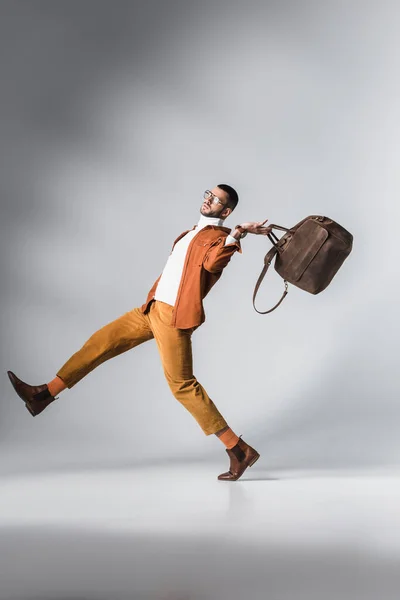 Homem Elegante Jaqueta Terracota Segurando Saco Marrom Enquanto Caminhava Sobre — Fotografia de Stock