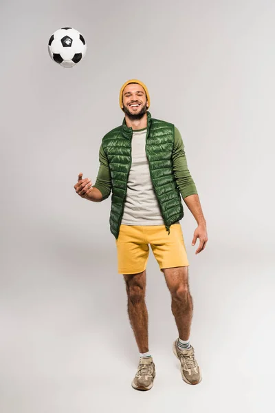 Deportista Sonriente Mirando Cámara Cerca Del Fútbol Aire Sobre Fondo —  Fotos de Stock