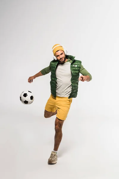 Joven Deportista Con Auriculares Apuntando Cámara Mientras Juega Fútbol Sobre —  Fotos de Stock