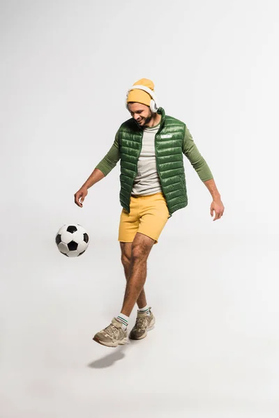 Deportista Sonriente Escuchando Música Auriculares Mientras Juega Fútbol Sobre Fondo —  Fotos de Stock