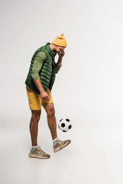 Deportista Sonriente Hablando Smartphone Jugando Fútbol Sobre Fondo Gris —  Fotos de Stock