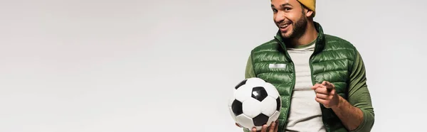 Deportista Sonriente Con Fútbol Apuntando Con Dedo Cámara Aislado Gris —  Fotos de Stock