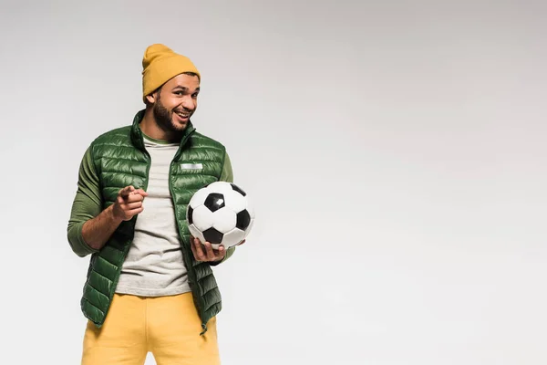 Deportista Positivo Con Fútbol Apuntando Con Dedo Cámara Aislado Gris — Foto de Stock