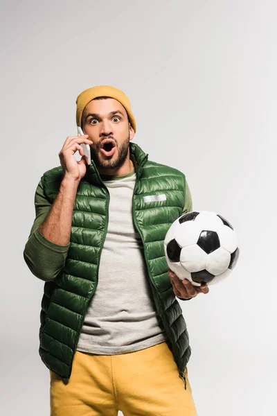 Verbazingwekkende Sportman Met Voetbal Praten Smartphone Geïsoleerd Grijs — Stockfoto