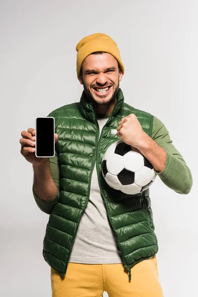 Deportista Alegre Mostrando Gesto Sosteniendo Teléfono Inteligente Con Pantalla Blanco — Foto de Stock