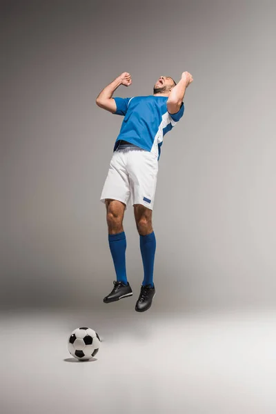 Amazed Sportsman Showing Yes Gesture While Jumping Football Grey Background — Stock Photo, Image