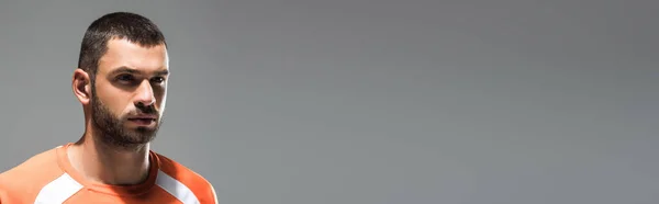 Бородатый Спортсмен Смотрит Сторону Изолированный Сером Баннер — стоковое фото