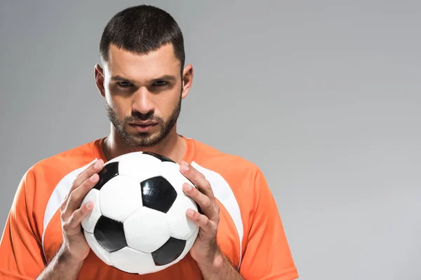 Deportista Barbudo Sosteniendo Fútbol Las Manos Mirando Cámara Aislada Gris —  Fotos de Stock