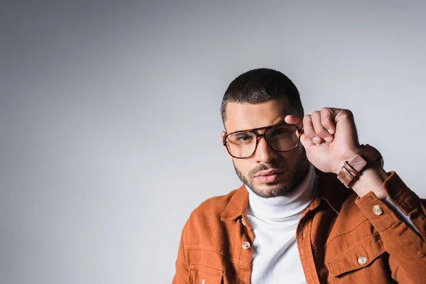 Man Looking Camera While Holding Stylish Eyeglasses Grey Background — Stock Photo, Image