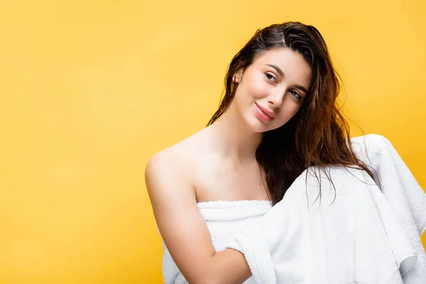 Uśmiechnięta Piękna Kobieta Mokrymi Włosami Ręcznikiem Odizolowana Żółto — Zdjęcie stockowe