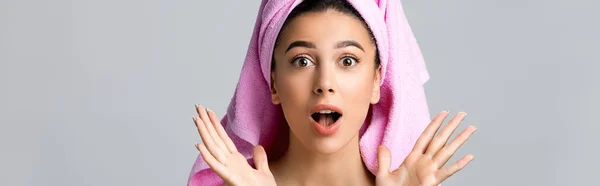Wstrząśnięta Piękna Kobieta Ręcznikiem Włosach Odizolowana Szarości Sztandar — Zdjęcie stockowe
