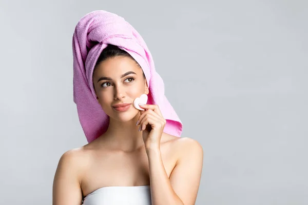 Dromerige Mooie Vrouw Met Handdoek Haar Houden Hartvormige Spons Geïsoleerd — Stockfoto