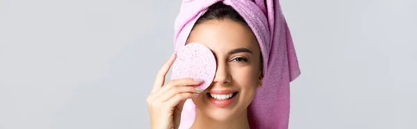 Hermosa Mujer Sonriente Con Toalla Cabello Esponja Aislada Gris Pancarta — Foto de Stock