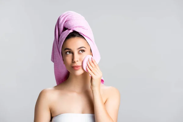 Dromerige Mooie Vrouw Met Handdoek Haar Met Behulp Van Spons — Stockfoto