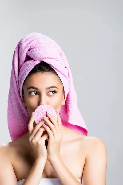 Hermosa Mujer Con Toalla Pelo Celebración Esponja Aislada Gris — Foto de Stock