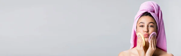 Красива Жінка Рушником Волоссі Допомогою Губок Обличчі Ізольована Сірому Банер — стокове фото