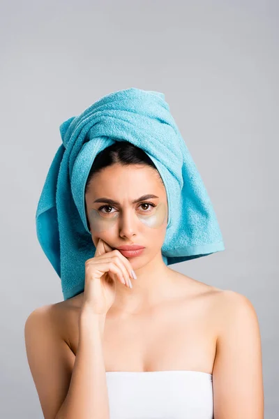 Smutna Piękna Kobieta Niebieskim Ręcznikiem Włosach Przepaskami Oku Twarzy Odizolowana — Zdjęcie stockowe
