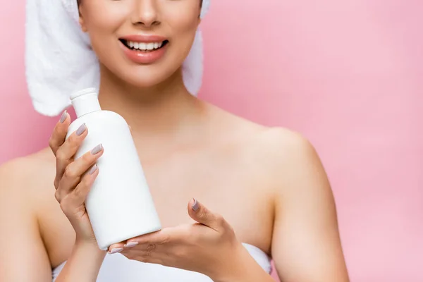 Vista Recortada Bella Mujer Sonriente Con Botella Loción Aislada Rosa — Foto de Stock