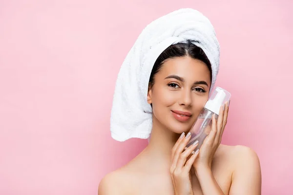 Gelukkig Mooie Vrouw Met Handdoek Haar Reinigingsschuim Geïsoleerd Roze — Stockfoto