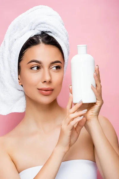 Mooie Vrouw Met Handdoek Haar Fles Lotion Geïsoleerd Roze — Stockfoto