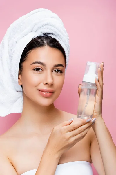 Bella Donna Sorridente Con Asciugamano Capelli Schiuma Detergente Isolata Rosa — Foto Stock