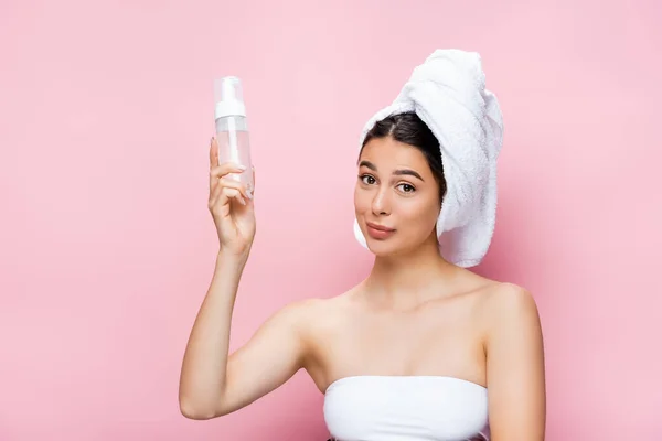 Mooie Vrouw Met Handdoek Haar Reinigingsschuim Geïsoleerd Roze — Stockfoto