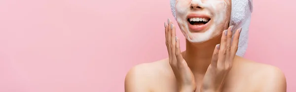 Bijgesneden Uitzicht Van Gelukkige Mooie Vrouw Met Handdoek Haar Schuim — Stockfoto