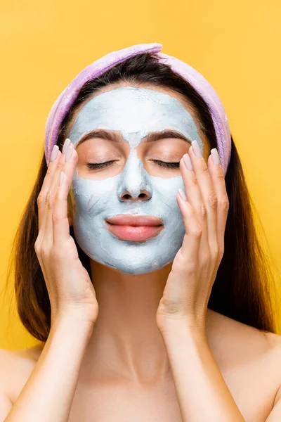 Belle Femme Avec Masque Argile Sur Visage Les Yeux Fermés — Photo