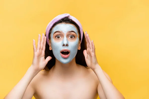 Geschokt Mooie Vrouw Met Klei Masker Gezicht Geïsoleerd Geel — Stockfoto