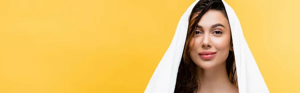 Lächelnde Schöne Frau Mit Nassen Haaren Und Handtuch Auf Gelbem — Stockfoto