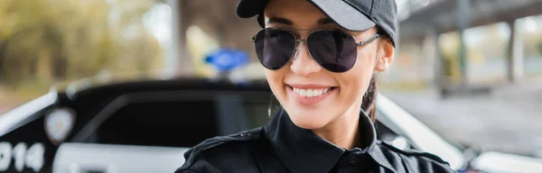 Portrait Heureuse Policière Regardant Caméra Sur Fond Flou Extérieur Bannière — Photo