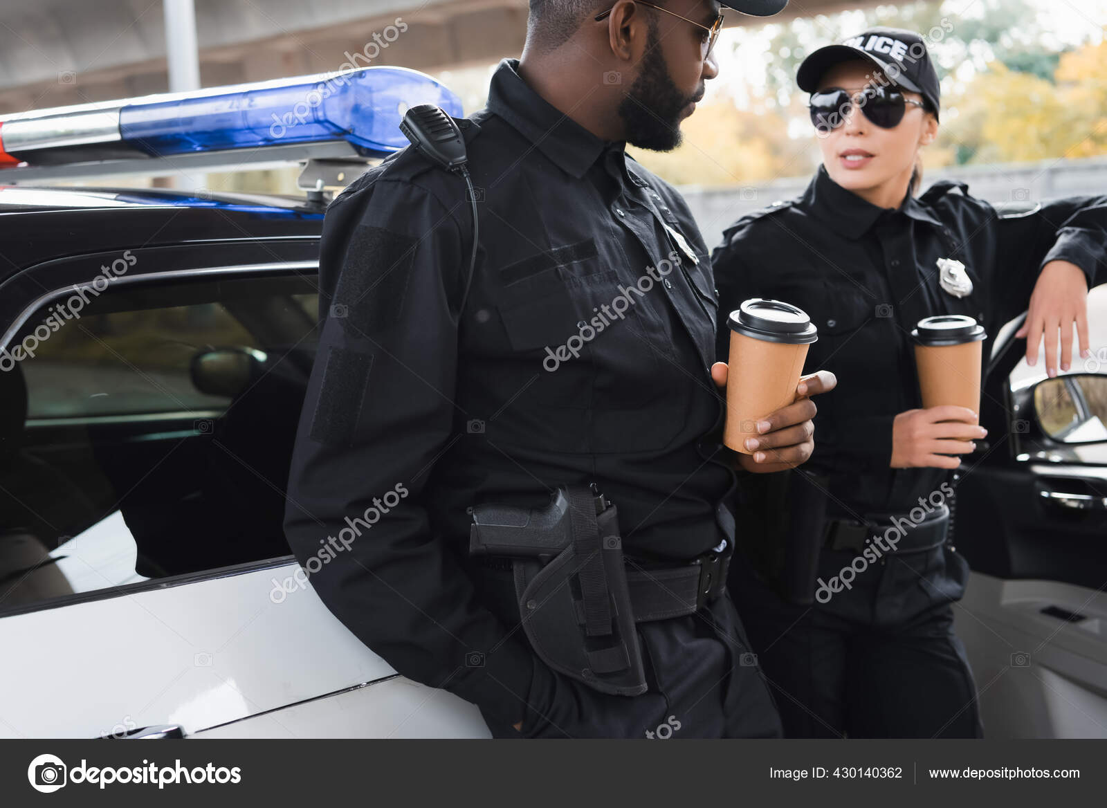 Polisi Multikultural Dengan Cangkir Kertas Berbicara Sambil Bersandar Pada Mobil Stok Foto C Haydmitriy 430140362