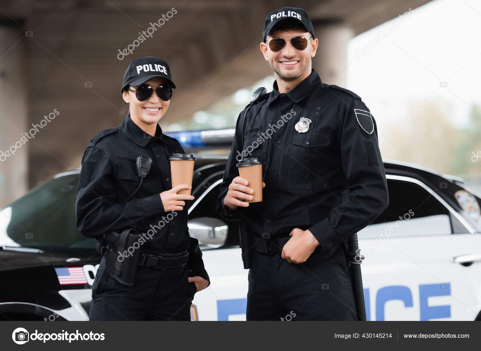 Smilende Politifolk Solbriller Holder Takeaway Kaffe Nær Sløret Baggrund — Stock-foto © HayDmitriy #430145214