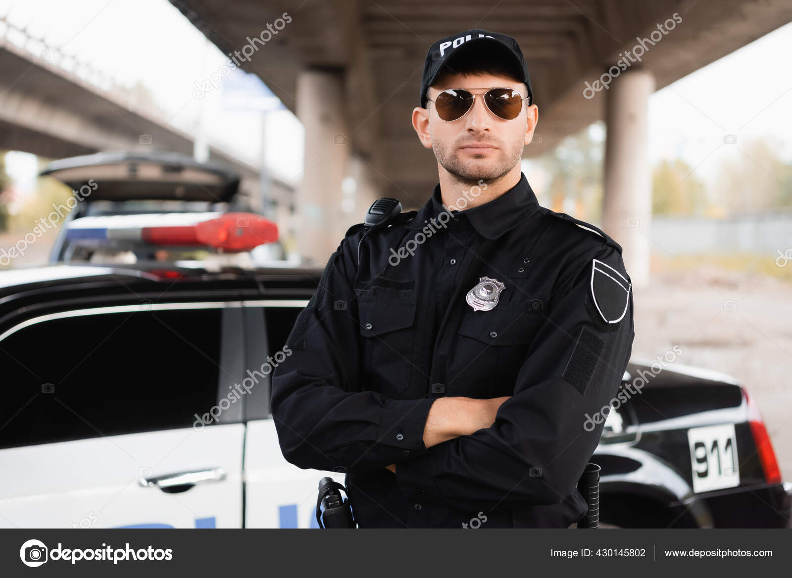 Politibetjent Solbriller Stående Med Krydsede Arme Auto Sløret Baggrund — Stock-foto © HayDmitriy