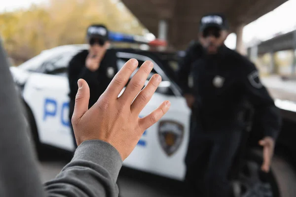 Delincuente Mostrando Mano Con Oficiales Policía Multiculturales Borrosas Fondo Aire —  Fotos de Stock