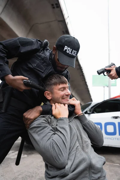 Afro Americano Policial Sufocando Algemado Ofensor Enquanto Apontando Com Pistola — Fotografia de Stock