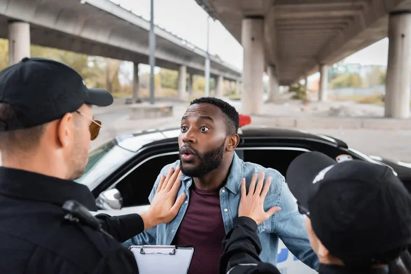 Visszapillantás Rendőrtisztek Nyugtató Megdöbbent Afro Amerikai Áldozat Közelében Járőr Autó — Stock Fotó