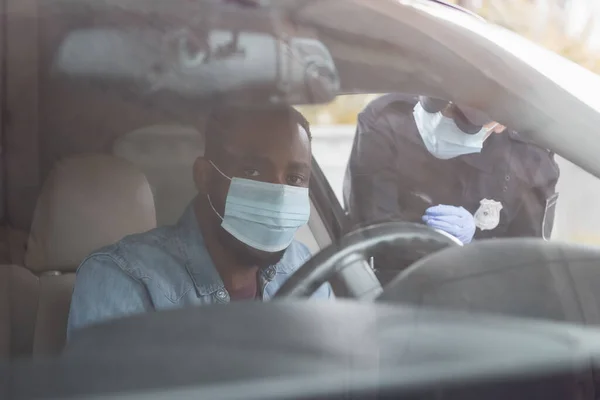 African American Driver Medical Mask Sitting Car Policewoman Blurred Background — Stock Photo, Image