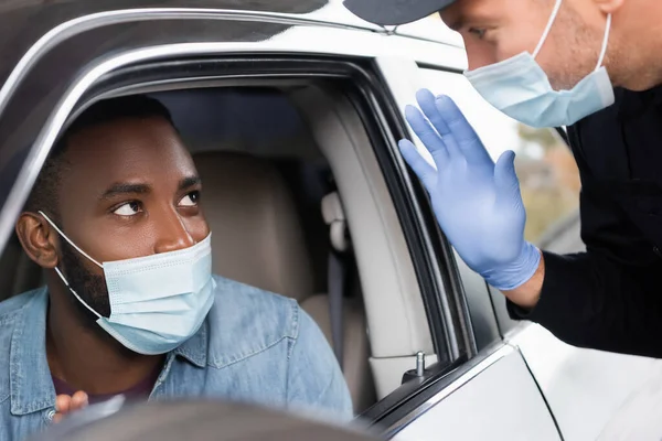 Oficial Policía Máscara Médica Guante Látex Saludando Conductor Afroamericano Coche —  Fotos de Stock