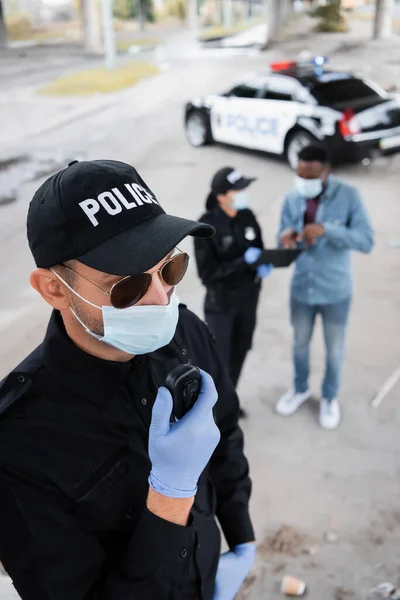 Policeman Latex Gloves Medical Mask Using Walkie Talkie While Colleague — Stock Photo, Image