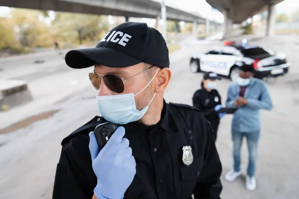 Politieagent Latex Handschoen Medisch Masker Met Behulp Van Walkie Talkie — Stockfoto
