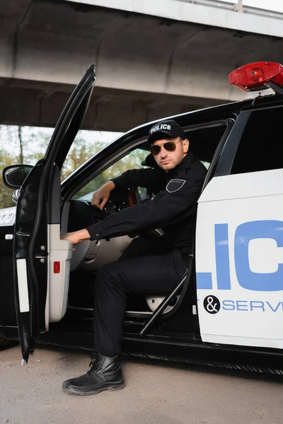 Policeman Sunglasses Sitting Car Urban Street — Stock Photo, Image