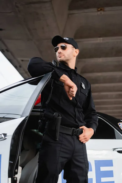 Low Angle View Police Officer Uniform Sunglasses Looking Away Car — Stock Photo, Image